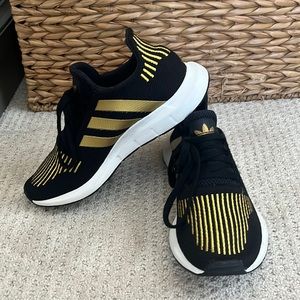 Womens Adidas tennis shoes